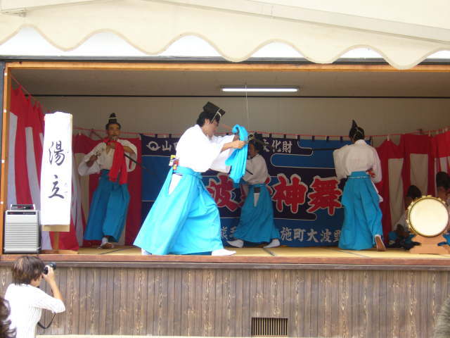 �����B��̕���n�ʂɑł��t���铮��͐_�����ʁB